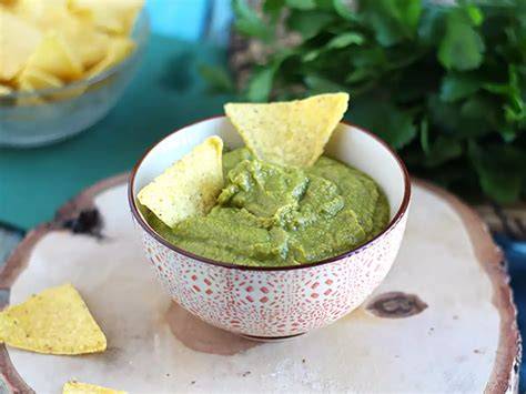 Tradičné guacamole s čerstvými bylinkami a limetkou