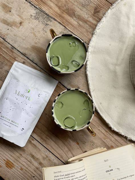Infografika o zložkách bezlepkového pudingu s matcha