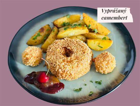 Obrázok: Camembert vyprážaný v trojobale s prílohami
