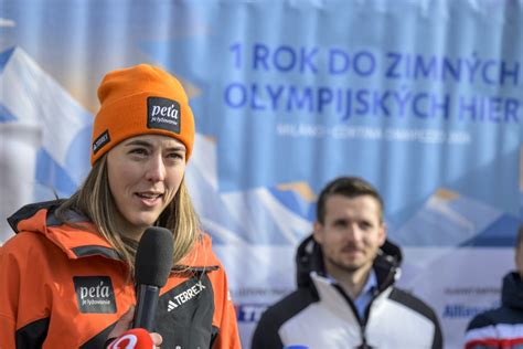 Športovec pijúci horúcu čokoládu po tréningu