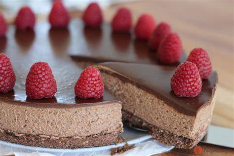 img: Nepečený dvojvrstvový čokoládový cheesecake s malinovým toppingom