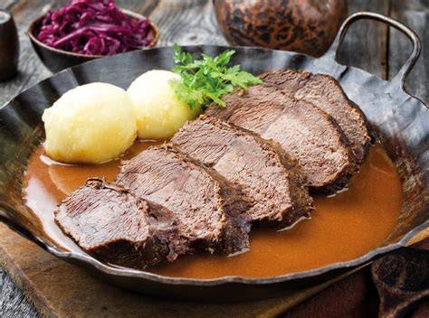 Rheinischer Sauerbraten v tradičnej prílohe