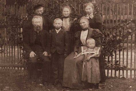 Historické fotografie: rodinné stoly s kubom