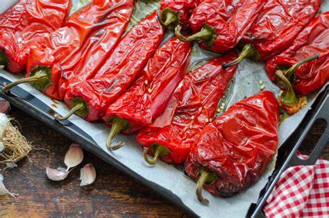 Obrázok: Základné zložky romesco - papriky, paradajky, cesnak, mandle, olej, ocot