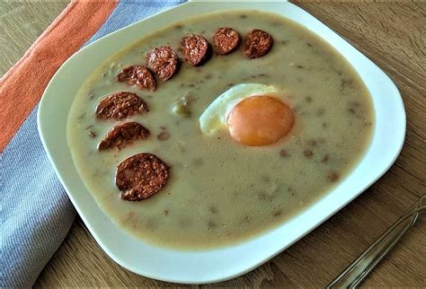 Šošovicový prívarok s klobásou a volským okom
