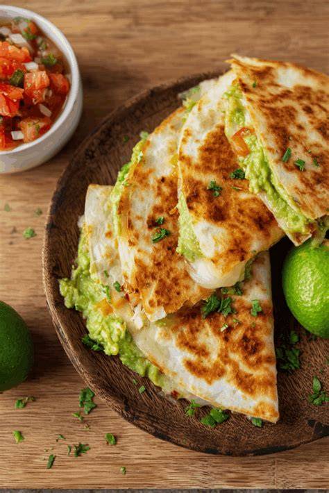 Obrázok: hotové quesadillas naservírované s guacamole a salsou