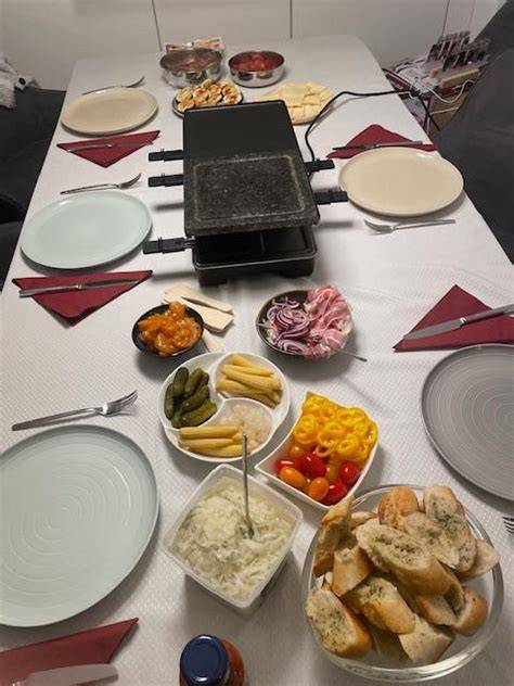 Infografika: schéma dvouposchodového raclette grilu s popismi dosky a panvičiek