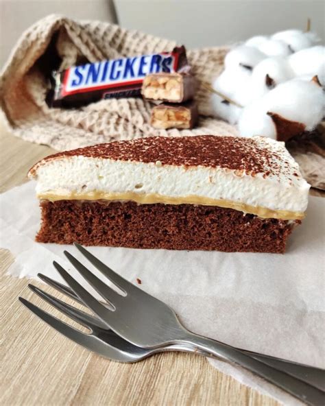 Obrázok s ukážkou vrstvených Snickers tyčiniek s datľovým základom a arašidovým maslom