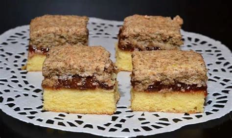 Koláč s džemom a orechovou náplňou