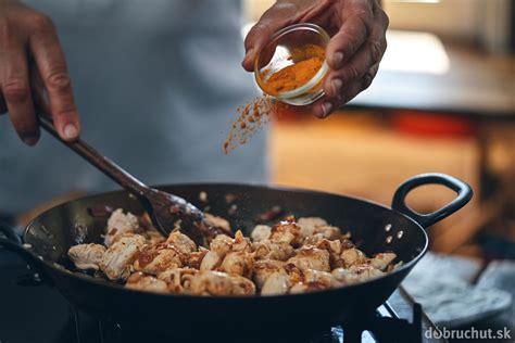 Prudké restovanie mäsa na oceľovej panvici