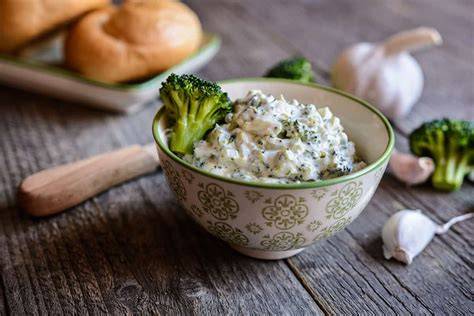 Brokolicová nátierka ľahký pohľad na ingrediencie a spojenie bryndze s brokolicou
