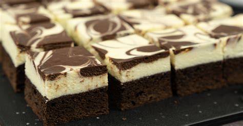Obrázok vrstveného čokoládového a bieleho krému na cheesecake