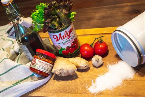 Ingrediencie na omáčku z kapár, paradajok a sardel