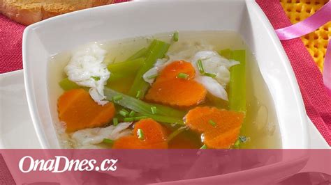 Vizualizácia hotového zeleninového šalátu s mrkvovými chipsami