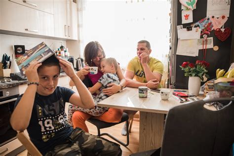 Rodinná fotografia pri pečení škoricových slimákov