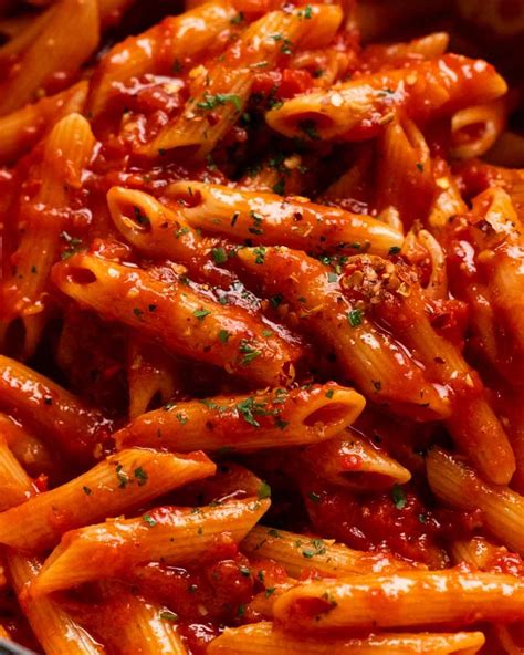 Infografika: Ako vzniká Penne all’Arrabbiata a kde sa stretávajú chuťové roviny-pikantná omáčka s cesnakom, bazalkou a čili, doplnená kuracím mäsom