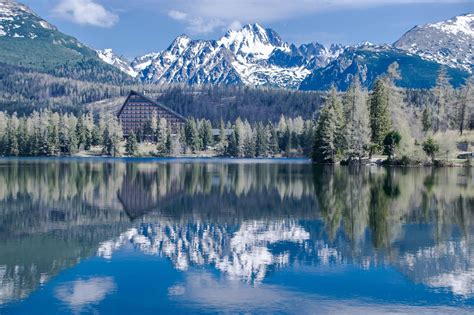 Informačný obrázok: zimné Tatry s zasneženými vrchmi a chatami