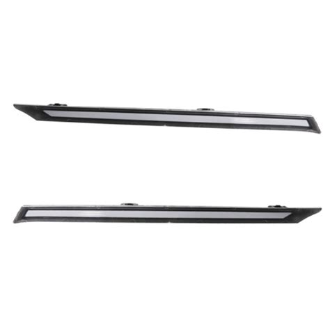 LED denné svetlá inštalované do mriežky nárazníka s UV stabilným ABS/ASA plastom