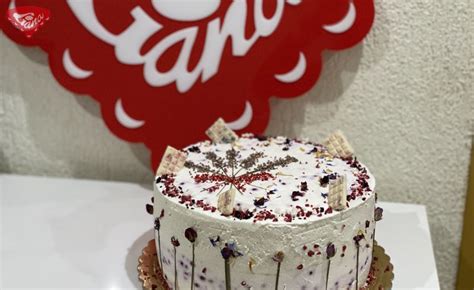 Torta zdobená jedlými kvetmi