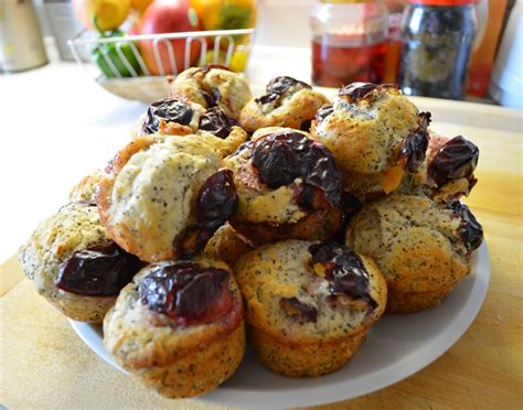 obrázok: muffins vo forme a ingrediencie na stole