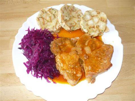 Recept na domácu žemľovú knedľu ako doplnok k pečenej husi