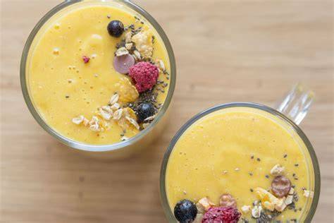 Mangové smoothie so zamatovou konzistenciou v pohári
