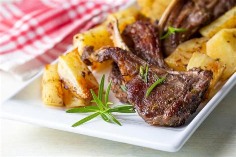 fotogalériaGrilled lamb chops and potatoes in delicious view