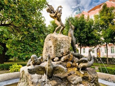 Kačacia fontána - vizuálny opis s trojicou chlapcov a kačíc
