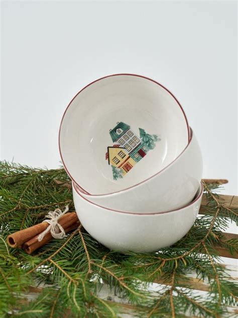 Ilustratívna fotografia porcelánovej misky na zapekanie s motívom hus
