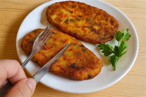 Servírované zemiakové rezne s tatárskou omáčkou a zeleninovým šalátom