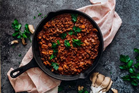 Fotografia: Mleté mäso v ponuke a celý proces mletia v mäsiarstve