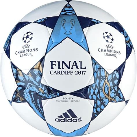 Futbalové lopty a trofej