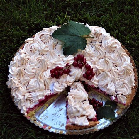 Torta zdobená bielkovou penou a kokosom