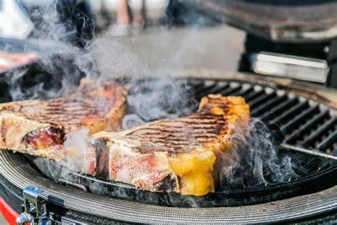 Obrázok porovnania uhlíkových kotlových grilov a kamado typov