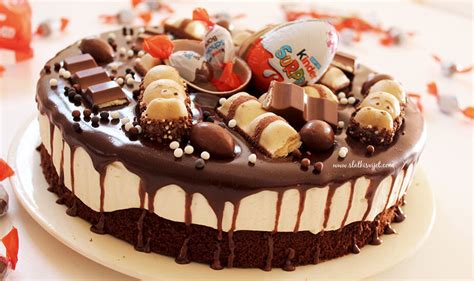 Kinder torta zdobená čokoládkami