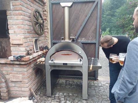 Kamenný rohový gril a murovaná pec na pizzu
