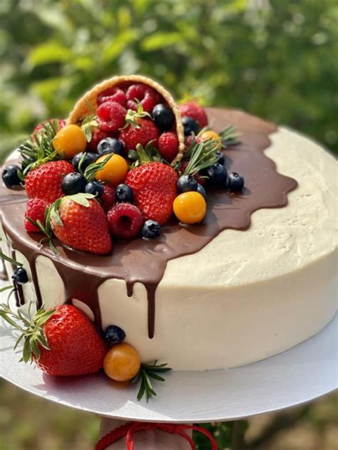 detail zdobenia čokoládovej torty s ovocím a mandľovými lupienkami