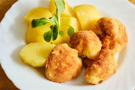 Infografika zloženia bežného vegetariánskeho menu - predjedlo, hlavné jedlo, príloha, dezert, nápoje.