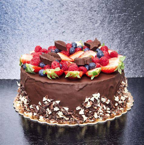 Šľahačková torta zdobená ovocím a fondánovými dekoráciami
