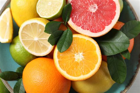 Rustikálne prkénka s citrusmi ako inšpirácia pre jedlo pozadie