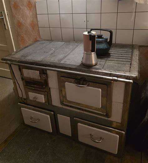 Fotografia starej kúpeľne alebo kuchyne s kúrením na pece