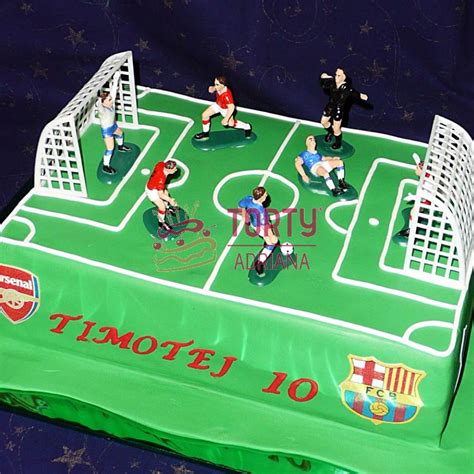 Futbalová torta s figúrkami hráčov a brány