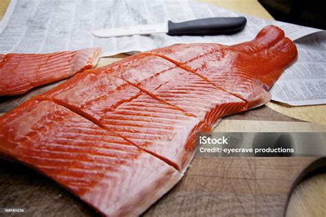 Surový filet lososa pripravený na opekanie