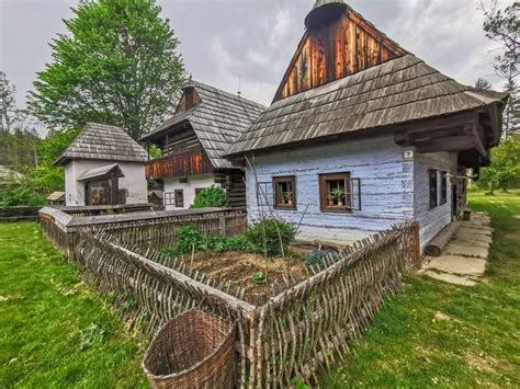 Ilustrácia slovanskej dediny a stravovania