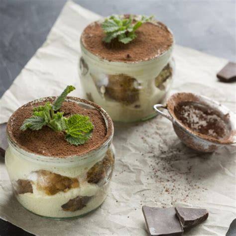 Obrázok znázorňujúci hotové gaštanové tiramisu v misiach