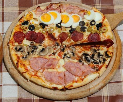 Rôzne druhy pizze a špecialít z jedálneho lístka