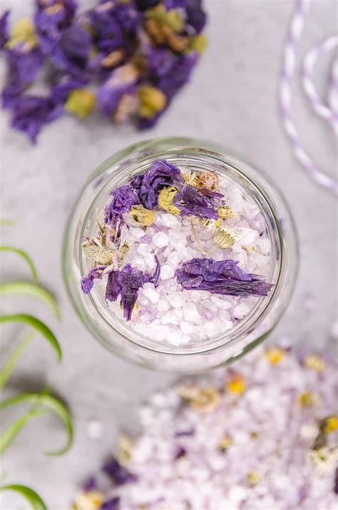 Ingrediencie na výrobu domácej soli do kúpeľa