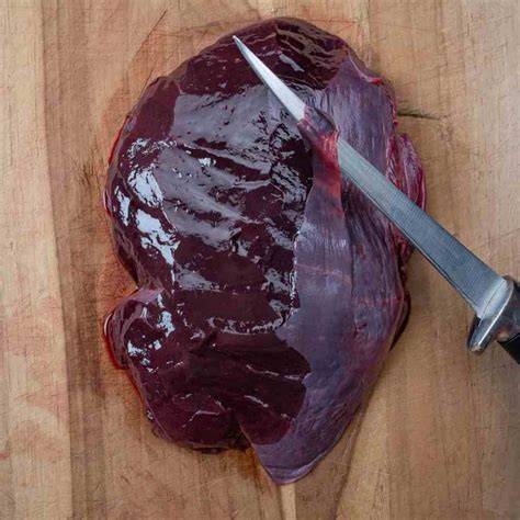 Obrázok znázorňujúci four steps of preparing liver: cleaning, soaking, salting at the end, quick cooking