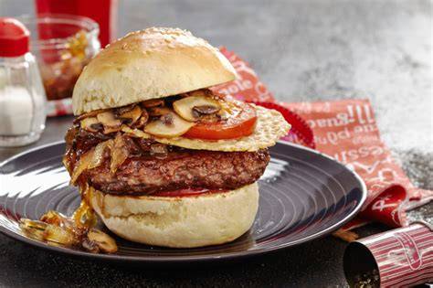 Nápad na servis: burger s plesňovým syrom, karamelizovanou cibuľkou a šalátom