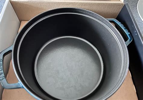 Staub Cocotte 6,7l - ilustračná kartička veľkého liatinového hrnca